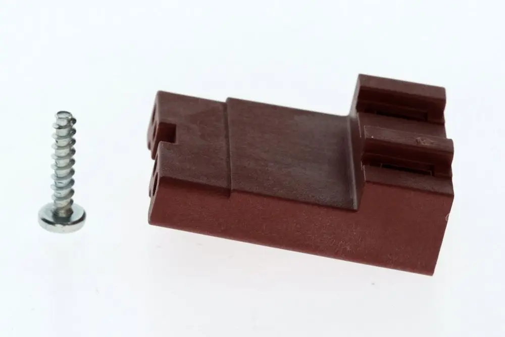 Adapter von Bosch in Braun, neben einer Schraube. Der Adapter hat zwei Anschlüsse und eine flache Basis für eine einfache Montage.